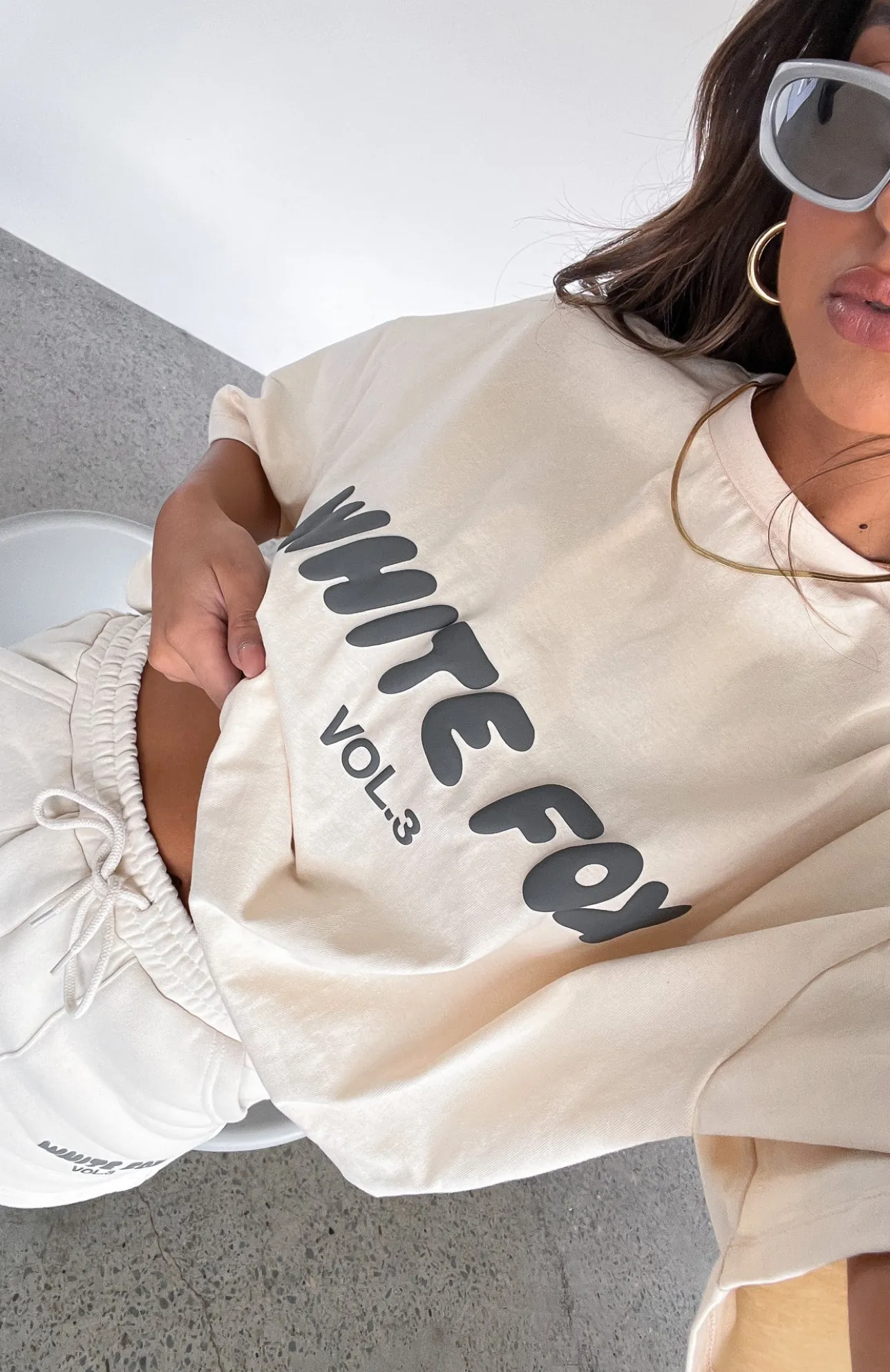 White Fox Boutique Offstage Oversized Tee Pebble nude Fashion