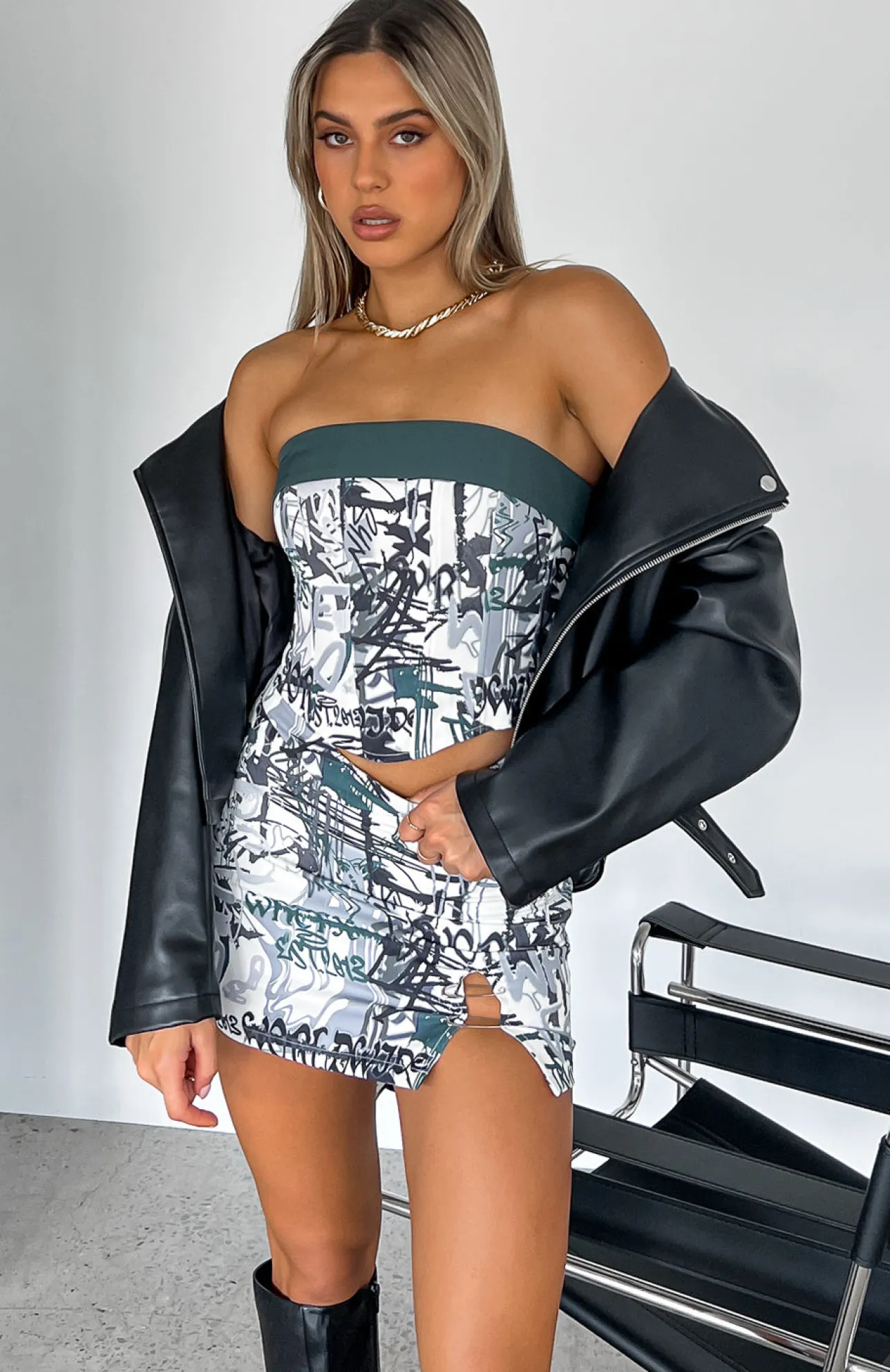 White Fox Boutique Rumours Buzzing Mini Skirt Graffiti green Outlet