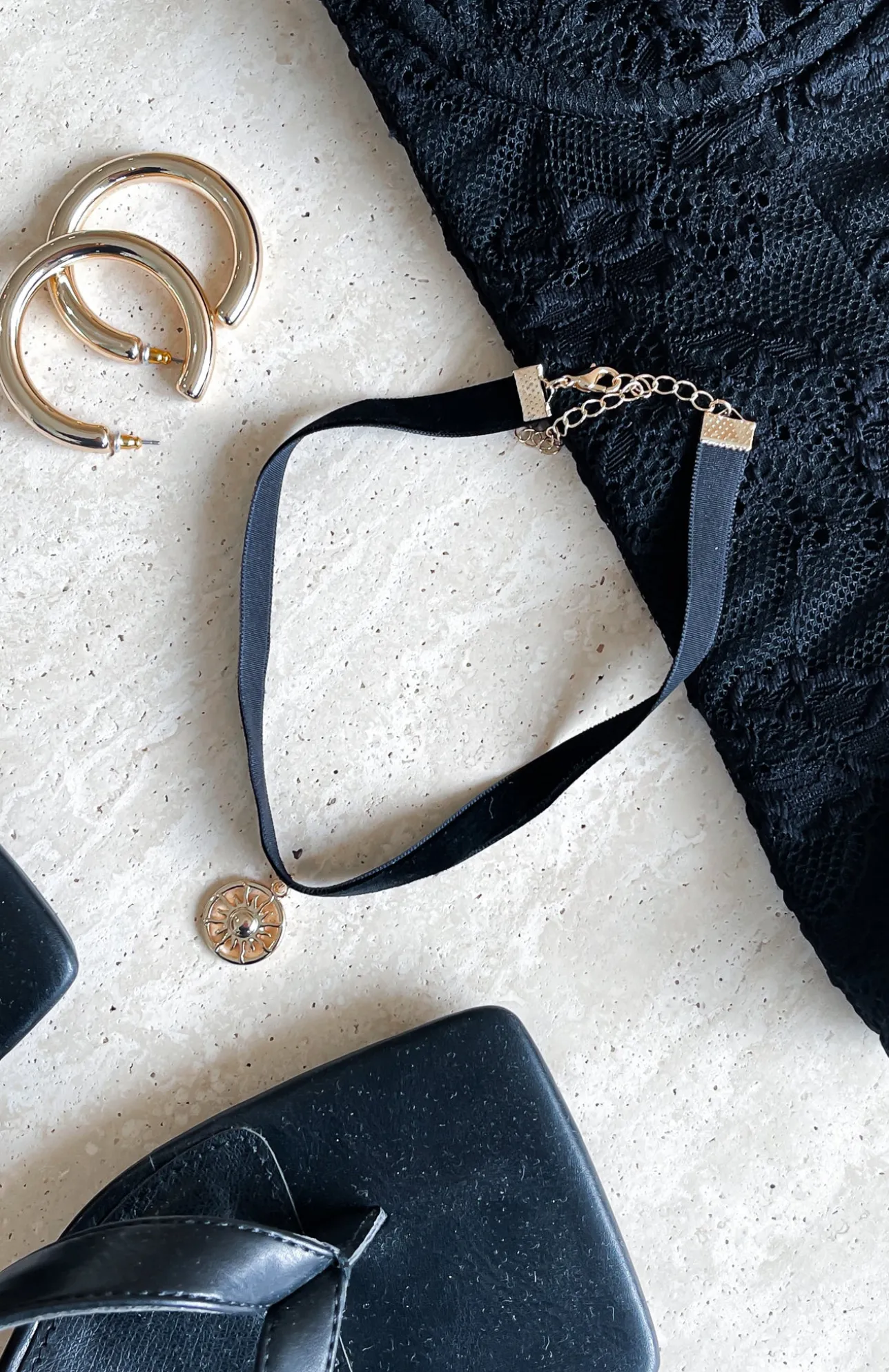 White Fox Boutique Zelda Choker /Gold black Clearance